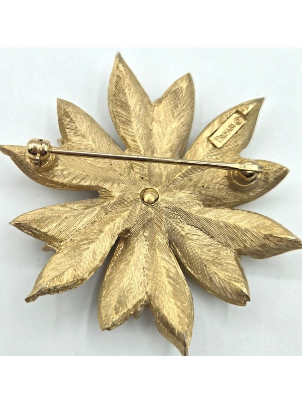 Signed Trifari White Enamel Flower Pin Brooch Gold Tone 22 grams - Picture 2 of 8